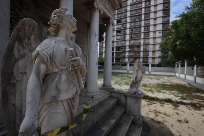Obra de recuperação do Cemitério da Soledade, necrópole pública fundada em 1850, devido epidemia de febre amarela do século XIX, situado no bairro de Batista Campos na cidade paraense de Belém (estado brasileiro do Pará). <div class='credito_fotos'>Foto: David Alves / Ag.Pará | <a href='/midias/2022/originais/14905_249a84f3-27cf-9779-a1be-46d72c219fe6.jpg' download><i class='fa-solid fa-download'></i> Download</a></div>