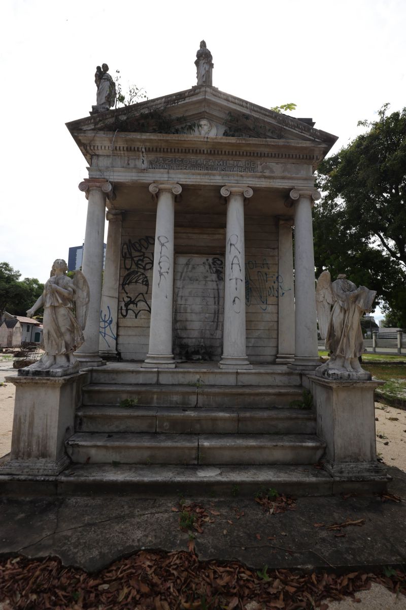 Obra de recuperação do Cemitério da Soledade, necrópole pública fundada em 1850, devido epidemia de febre amarela do século XIX, situado no bairro de Batista Campos na cidade paraense de Belém (estado brasileiro do Pará). <div class='credito_fotos'>Foto: David Alves / Ag.Pará | <a href='/midias/2022/originais/14905_47656a51-7b6d-6450-b8a1-6e8f2ad5e165.jpg' download><i class='fa-solid fa-download'></i> Download</a></div>