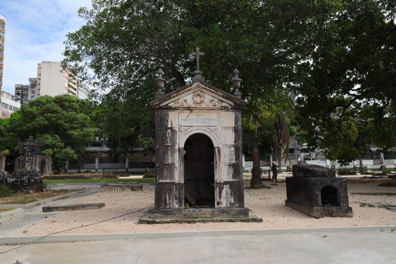 Obra de recuperação do Cemitério da Soledade, necrópole pública fundada em 1850, devido epidemia de febre amarela do século XIX, situado no bairro de Batista Campos na cidade paraense de Belém (estado brasileiro do Pará). <div class='credito_fotos'>Foto: David Alves / Ag.Pará | <a href='/midias/2022/originais/14905_56548ee6-3802-4496-2835-1565a052ee38.jpg' download><i class='fa-solid fa-download'></i> Download</a></div>