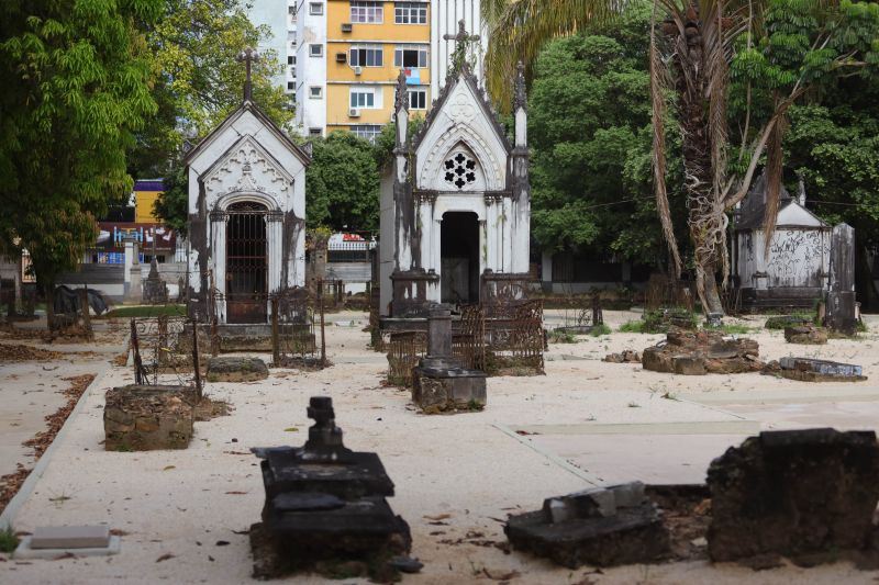 Obra de recuperação do Cemitério da Soledade, necrópole pública fundada em 1850, devido epidemia de febre amarela do século XIX, situado no bairro de Batista Campos na cidade paraense de Belém (estado brasileiro do Pará). <div class='credito_fotos'>Foto: David Alves / Ag.Pará | <a href='/midias/2022/originais/14905_5d79991f-2f4a-c7fc-38af-7984690a4f67.jpg' download><i class='fa-solid fa-download'></i> Download</a></div>