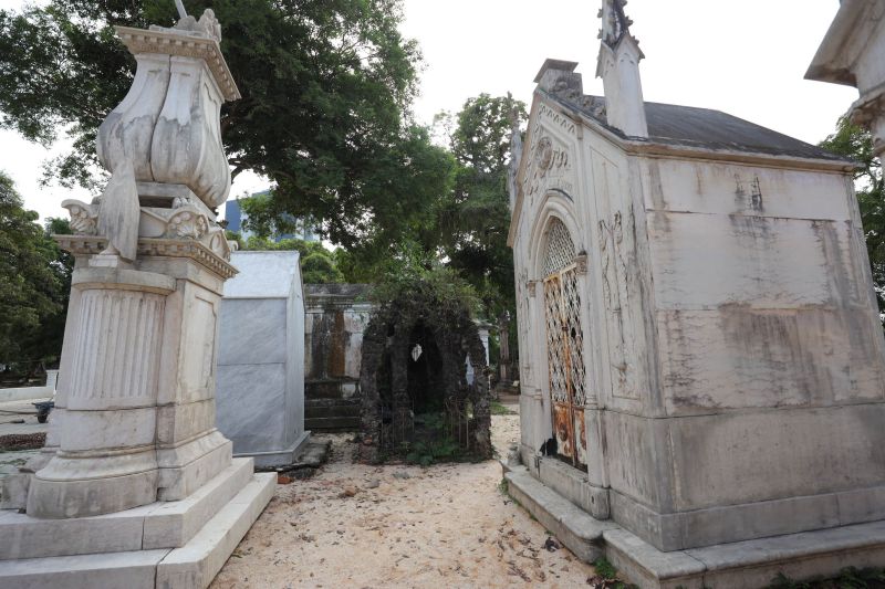Obra de recuperação do Cemitério da Soledade, necrópole pública fundada em 1850, devido epidemia de febre amarela do século XIX, situado no bairro de Batista Campos na cidade paraense de Belém (estado brasileiro do Pará). <div class='credito_fotos'>Foto: David Alves / Ag.Pará | <a href='/midias/2022/originais/14905_62f8c331-8d1d-6800-b7b9-6d37b08f5db4.jpg' download><i class='fa-solid fa-download'></i> Download</a></div>