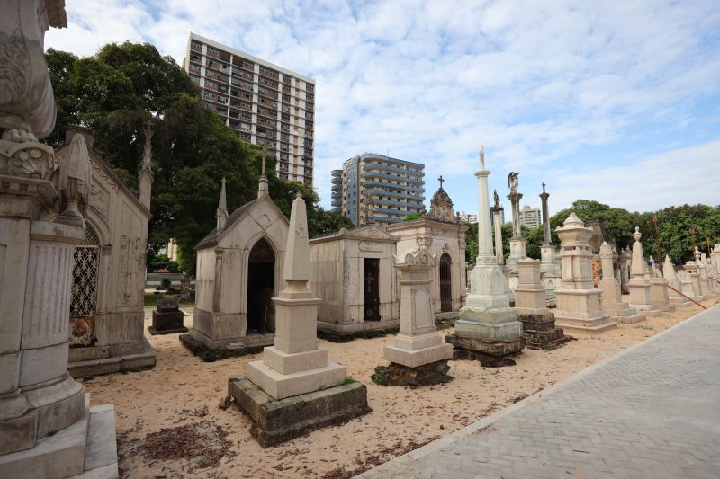 Obra de recuperação do Cemitério da Soledade, necrópole pública fundada em 1850, devido epidemia de febre amarela do século XIX, situado no bairro de Batista Campos na cidade paraense de Belém (estado brasileiro do Pará). <div class='credito_fotos'>Foto: David Alves / Ag.Pará | <a href='/midias/2022/originais/14905_70e197c8-10ce-0a3c-d162-f5dbd60959ec.jpg' download><i class='fa-solid fa-download'></i> Download</a></div>