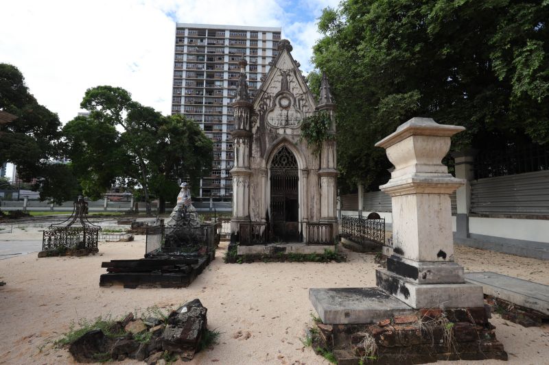 Obra de recuperação do Cemitério da Soledade, necrópole pública fundada em 1850, devido epidemia de febre amarela do século XIX, situado no bairro de Batista Campos na cidade paraense de Belém (estado brasileiro do Pará). <div class='credito_fotos'>Foto: David Alves / Ag.Pará | <a href='/midias/2022/originais/14905_96807469-40cb-01fc-9bfe-68a500ad9e86.jpg' download><i class='fa-solid fa-download'></i> Download</a></div>