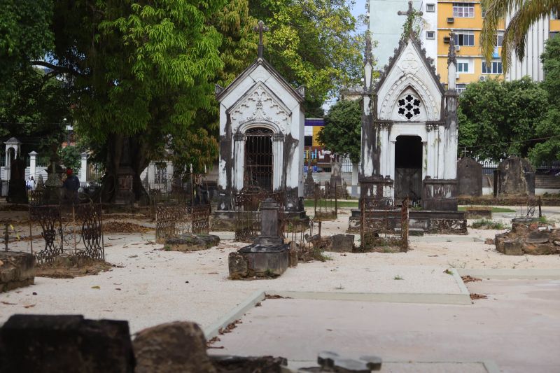 Obra de recuperação do Cemitério da Soledade, necrópole pública fundada em 1850, devido epidemia de febre amarela do século XIX, situado no bairro de Batista Campos na cidade paraense de Belém (estado brasileiro do Pará). <div class='credito_fotos'>Foto: David Alves / Ag.Pará | <a href='/midias/2022/originais/14905_ac182e78-aeb1-bdc4-e1cf-8df1fc278c09.jpg' download><i class='fa-solid fa-download'></i> Download</a></div>