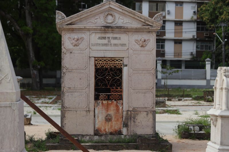 Obra de recuperação do Cemitério da Soledade, necrópole pública fundada em 1850, devido epidemia de febre amarela do século XIX, situado no bairro de Batista Campos na cidade paraense de Belém (estado brasileiro do Pará). <div class='credito_fotos'>Foto: David Alves / Ag.Pará | <a href='/midias/2022/originais/14905_c3e64ee9-9097-2c86-8883-85eafec678ba.jpg' download><i class='fa-solid fa-download'></i> Download</a></div>