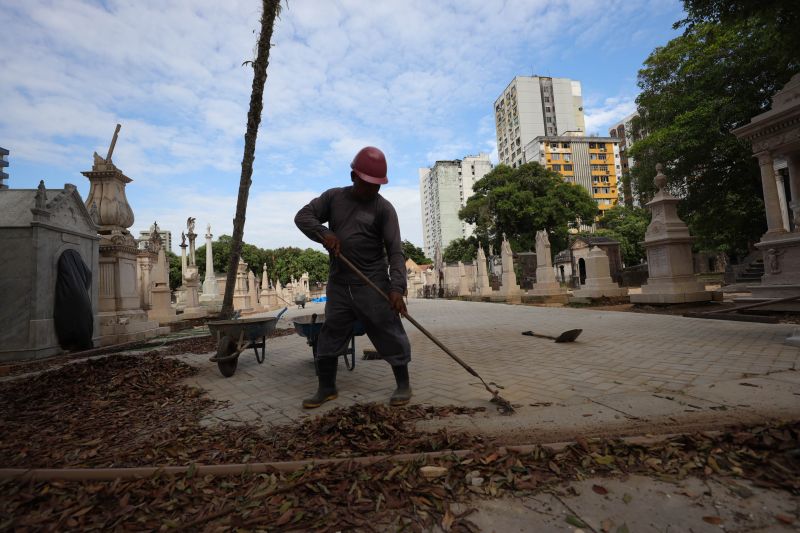 Obra de recuperação do Cemitério da Soledade, necrópole pública fundada em 1850, devido epidemia de febre amarela do século XIX, situado no bairro de Batista Campos na cidade paraense de Belém (estado brasileiro do Pará). <div class='credito_fotos'>Foto: David Alves / Ag.Pará | <a href='/midias/2022/originais/14905_c5f23249-86a2-a2d5-b139-38f87b3e8599.jpg' download><i class='fa-solid fa-download'></i> Download</a></div>