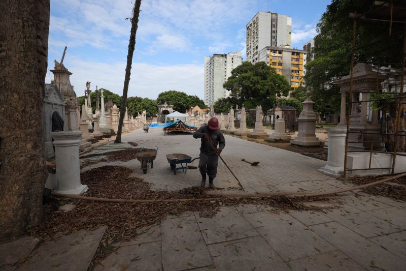 Obra de recuperação do Cemitério da Soledade, necrópole pública fundada em 1850, devido epidemia de febre amarela do século XIX, situado no bairro de Batista Campos na cidade paraense de Belém (estado brasileiro do Pará). <div class='credito_fotos'>Foto: David Alves / Ag.Pará | <a href='/midias/2022/originais/14905_da66bbc0-5774-0807-e81a-9b5e963698d3.jpg' download><i class='fa-solid fa-download'></i> Download</a></div>