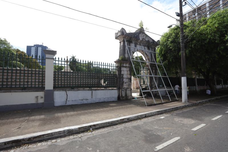 Obra de recuperação do Cemitério da Soledade, necrópole pública fundada em 1850, devido epidemia de febre amarela do século XIX, situado no bairro de Batista Campos na cidade paraense de Belém (estado brasileiro do Pará). <div class='credito_fotos'>Foto: David Alves / Ag.Pará | <a href='/midias/2022/originais/14905_de0a903b-e6d4-82df-f887-f115a92721a0.jpg' download><i class='fa-solid fa-download'></i> Download</a></div>