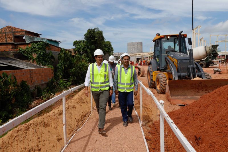 Governador visita obras da Usina da Paz no bairro do Guamá <div class='credito_fotos'>Foto: Alex Ribeiro / Ag. Pará   |   <a href='/midias/2022/originais/14933_c2e7988b-86ac-18cb-287f-49bd02db41ed.jpg' download><i class='fa-solid fa-download'></i> Download</a></div>