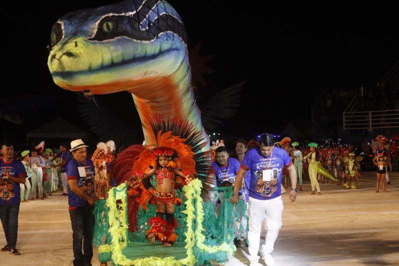 O Festival das Tribos Indígenas de Juruti ou Festribal (termo relativo a tribos) é uma festa cultural realizada sempre no último fim de semana do mês de julho ou início de agosto na cidade de Juruti, oeste do Pará. Resgata em forma de espetáculo a cultura indígena nativa da cidade. Uma das maiores manifestações culturais da Amazônia. O palco das apresentações é o Tribódromo, arena onde as tribos se apresentam. No tribódromo as tribos Muirapinima (vermelho e azul) e Munduruku (vermelho e amarelo) se enfrentam pela conquista de mais um título. <div class='credito_fotos'>Foto: Alex Ribeiro / Ag. Pará   |   <a href='/midias/2022/originais/14947_0612bc47-0a3f-7e5a-0852-6aa00020628f.jpg' download><i class='fa-solid fa-download'></i> Download</a></div>