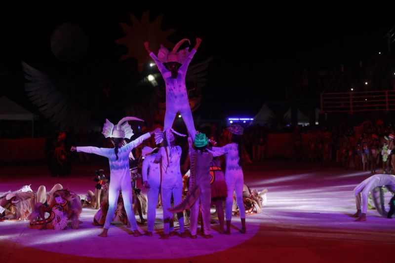 O Festival das Tribos Indígenas de Juruti ou Festribal (termo relativo a tribos) é uma festa cultural realizada sempre no último fim de semana do mês de julho ou início de agosto na cidade de Juruti, oeste do Pará. Resgata em forma de espetáculo a cultura indígena nativa da cidade. Uma das maiores manifestações culturais da Amazônia. O palco das apresentações é o Tribódromo, arena onde as tribos se apresentam. No tribódromo as tribos Muirapinima (vermelho e azul) e Munduruku (vermelho e amarelo) se enfrentam pela conquista de mais um título. <div class='credito_fotos'>Foto: Alex Ribeiro / Ag. Pará   |   <a href='/midias/2022/originais/14947_0723b165-0743-0db5-31d4-d3d35efebfc0.jpg' download><i class='fa-solid fa-download'></i> Download</a></div>
