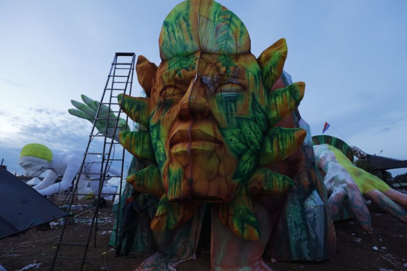 O Festival das Tribos Indígenas de Juruti ou Festribal (termo relativo a tribos) é uma festa cultural realizada sempre no último fim de semana do mês de julho ou início de agosto na cidade de Juruti, oeste do Pará. Resgata em forma de espetáculo a cultura indígena nativa da cidade. Uma das maiores manifestações culturais da Amazônia. O palco das apresentações é o Tribódromo, arena onde as tribos se apresentam. No tribódromo as tribos Muirapinima (vermelho e azul) e Munduruku (vermelho e amarelo) se enfrentam pela conquista de mais um título. <div class='credito_fotos'>Foto: Alex Ribeiro / Ag. Pará   |   <a href='/midias/2022/originais/14947_24c86b21-04d1-1273-4c1c-4fc99ee2114a.jpg' download><i class='fa-solid fa-download'></i> Download</a></div>