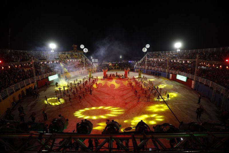 O Festival das Tribos Indígenas de Juruti ou Festribal (termo relativo a tribos) é uma festa cultural realizada sempre no último fim de semana do mês de julho ou início de agosto na cidade de Juruti, oeste do Pará. Resgata em forma de espetáculo a cultura indígena nativa da cidade. Uma das maiores manifestações culturais da Amazônia. O palco das apresentações é o Tribódromo, arena onde as tribos se apresentam. No tribódromo as tribos Muirapinima (vermelho e azul) e Munduruku (vermelho e amarelo) se enfrentam pela conquista de mais um título. <div class='credito_fotos'>Foto: Alex Ribeiro / Ag. Pará   |   <a href='/midias/2022/originais/14947_282e1ba1-a572-ee73-6239-43d254019e44.jpg' download><i class='fa-solid fa-download'></i> Download</a></div>