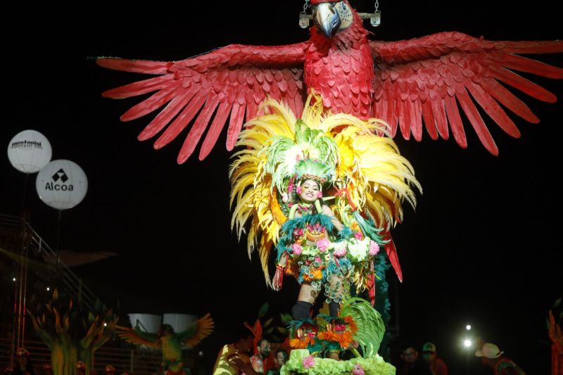 O Festival das Tribos Indígenas de Juruti ou Festribal (termo relativo a tribos) é uma festa cultural realizada sempre no último fim de semana do mês de julho ou início de agosto na cidade de Juruti, oeste do Pará. Resgata em forma de espetáculo a cultura indígena nativa da cidade. Uma das maiores manifestações culturais da Amazônia. O palco das apresentações é o Tribódromo, arena onde as tribos se apresentam. No tribódromo as tribos Muirapinima (vermelho e azul) e Munduruku (vermelho e amarelo) se enfrentam pela conquista de mais um título. <div class='credito_fotos'>Foto: Alex Ribeiro / Ag. Pará   |   <a href='/midias/2022/originais/14947_2af78065-8f27-604c-be5b-2fce88cd424f.jpg' download><i class='fa-solid fa-download'></i> Download</a></div>