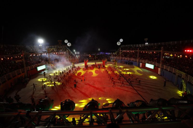 O Festival das Tribos Indígenas de Juruti ou Festribal (termo relativo a tribos) é uma festa cultural realizada sempre no último fim de semana do mês de julho ou início de agosto na cidade de Juruti, oeste do Pará. Resgata em forma de espetáculo a cultura indígena nativa da cidade. Uma das maiores manifestações culturais da Amazônia. O palco das apresentações é o Tribódromo, arena onde as tribos se apresentam. No tribódromo as tribos Muirapinima (vermelho e azul) e Munduruku (vermelho e amarelo) se enfrentam pela conquista de mais um título. <div class='credito_fotos'>Foto: Alex Ribeiro / Ag. Pará   |   <a href='/midias/2022/originais/14947_463123c6-d44d-2e9f-8e28-6185c85db4fa.jpg' download><i class='fa-solid fa-download'></i> Download</a></div>