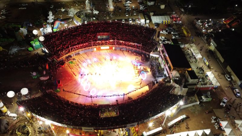 O Festival das Tribos Indígenas de Juruti ou Festribal (termo relativo a tribos) é uma festa cultural realizada sempre no último fim de semana do mês de julho ou início de agosto na cidade de Juruti, oeste do Pará. Resgata em forma de espetáculo a cultura indígena nativa da cidade. Uma das maiores manifestações culturais da Amazônia. O palco das apresentações é o Tribódromo, arena onde as tribos se apresentam. No tribódromo as tribos Muirapinima (vermelho e azul) e Munduruku (vermelho e amarelo) se enfrentam pela conquista de mais um título. <div class='credito_fotos'>Foto: Marcelo Souza /Ag.Pará   |   <a href='/midias/2022/originais/14947_5c4c7714-d322-4d95-5b48-bf78a72e6c0b.jpg' download><i class='fa-solid fa-download'></i> Download</a></div>