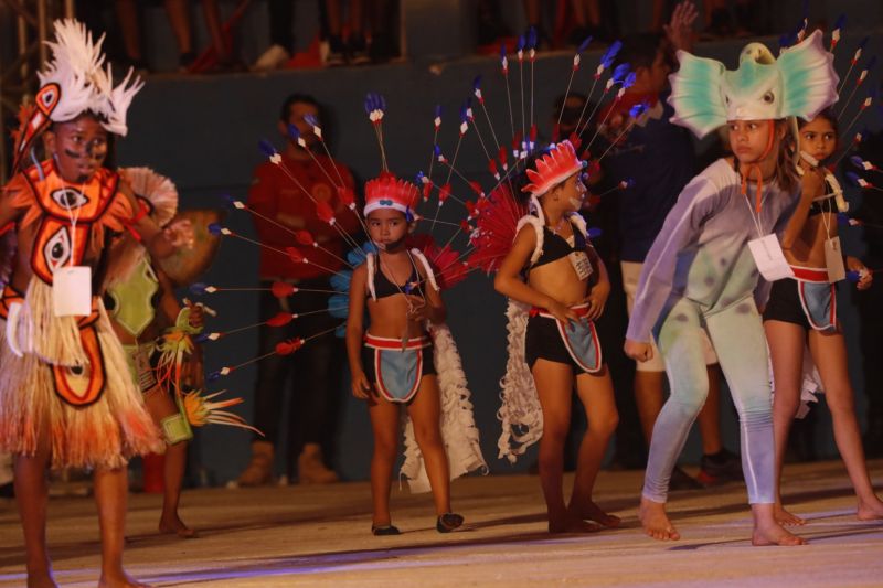 O Festival das Tribos Indígenas de Juruti ou Festribal (termo relativo a tribos) é uma festa cultural realizada sempre no último fim de semana do mês de julho ou início de agosto na cidade de Juruti, oeste do Pará. Resgata em forma de espetáculo a cultura indígena nativa da cidade. Uma das maiores manifestações culturais da Amazônia. O palco das apresentações é o Tribódromo, arena onde as tribos se apresentam. No tribódromo as tribos Muirapinima (vermelho e azul) e Munduruku (vermelho e amarelo) se enfrentam pela conquista de mais um título. <div class='credito_fotos'>Foto: Alex Ribeiro / Ag. Pará   |   <a href='/midias/2022/originais/14947_5dd39052-4f59-928d-7dcd-95ac5fa16cc3.jpg' download><i class='fa-solid fa-download'></i> Download</a></div>