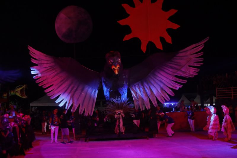 O Festival das Tribos Indígenas de Juruti ou Festribal (termo relativo a tribos) é uma festa cultural realizada sempre no último fim de semana do mês de julho ou início de agosto na cidade de Juruti, oeste do Pará. Resgata em forma de espetáculo a cultura indígena nativa da cidade. Uma das maiores manifestações culturais da Amazônia. O palco das apresentações é o Tribódromo, arena onde as tribos se apresentam. No tribódromo as tribos Muirapinima (vermelho e azul) e Munduruku (vermelho e amarelo) se enfrentam pela conquista de mais um título. <div class='credito_fotos'>Foto: Alex Ribeiro / Ag. Pará   |   <a href='/midias/2022/originais/14947_72133b52-0b4e-a364-e205-5a301b812e5c.jpg' download><i class='fa-solid fa-download'></i> Download</a></div>