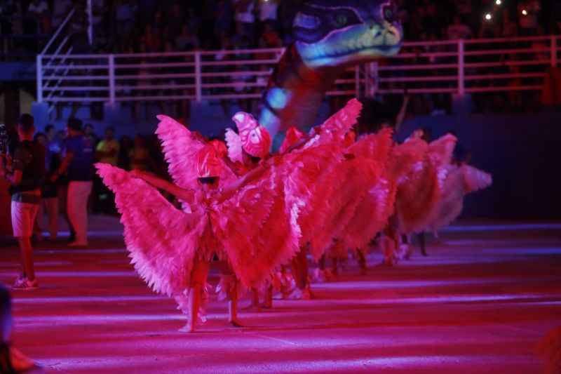 O Festival das Tribos Indígenas de Juruti ou Festribal (termo relativo a tribos) é uma festa cultural realizada sempre no último fim de semana do mês de julho ou início de agosto na cidade de Juruti, oeste do Pará. Resgata em forma de espetáculo a cultura indígena nativa da cidade. Uma das maiores manifestações culturais da Amazônia. O palco das apresentações é o Tribódromo, arena onde as tribos se apresentam. No tribódromo as tribos Muirapinima (vermelho e azul) e Munduruku (vermelho e amarelo) se enfrentam pela conquista de mais um título. <div class='credito_fotos'>Foto: Alex Ribeiro / Ag. Pará   |   <a href='/midias/2022/originais/14947_7a9f8106-0cc6-7fa7-98e6-c9710d6a286d.jpg' download><i class='fa-solid fa-download'></i> Download</a></div>