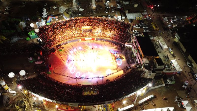 O Festival das Tribos Indígenas de Juruti ou Festribal (termo relativo a tribos) é uma festa cultural realizada sempre no último fim de semana do mês de julho ou início de agosto na cidade de Juruti, oeste do Pará. Resgata em forma de espetáculo a cultura indígena nativa da cidade. Uma das maiores manifestações culturais da Amazônia. O palco das apresentações é o Tribódromo, arena onde as tribos se apresentam. No tribódromo as tribos Muirapinima (vermelho e azul) e Munduruku (vermelho e amarelo) se enfrentam pela conquista de mais um título. <div class='credito_fotos'>Foto: Marcelo Souza /Ag.Pará   |   <a href='/midias/2022/originais/14947_82dfba85-32b8-db36-3ef2-4b21ab21b71d.jpg' download><i class='fa-solid fa-download'></i> Download</a></div>