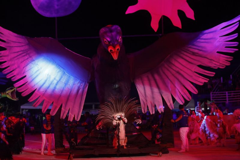 O Festival das Tribos Indígenas de Juruti ou Festribal (termo relativo a tribos) é uma festa cultural realizada sempre no último fim de semana do mês de julho ou início de agosto na cidade de Juruti, oeste do Pará. Resgata em forma de espetáculo a cultura indígena nativa da cidade. Uma das maiores manifestações culturais da Amazônia. O palco das apresentações é o Tribódromo, arena onde as tribos se apresentam. No tribódromo as tribos Muirapinima (vermelho e azul) e Munduruku (vermelho e amarelo) se enfrentam pela conquista de mais um título. <div class='credito_fotos'>Foto: Alex Ribeiro / Ag. Pará   |   <a href='/midias/2022/originais/14947_93b6e0bc-5985-8318-abb2-192d87d82e81.jpg' download><i class='fa-solid fa-download'></i> Download</a></div>