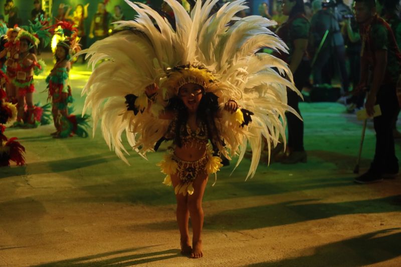 O Festival das Tribos Indígenas de Juruti ou Festribal (termo relativo a tribos) é uma festa cultural realizada sempre no último fim de semana do mês de julho ou início de agosto na cidade de Juruti, oeste do Pará. Resgata em forma de espetáculo a cultura indígena nativa da cidade. Uma das maiores manifestações culturais da Amazônia. O palco das apresentações é o Tribódromo, arena onde as tribos se apresentam. No tribódromo as tribos Muirapinima (vermelho e azul) e Munduruku (vermelho e amarelo) se enfrentam pela conquista de mais um título. <div class='credito_fotos'>Foto: Alex Ribeiro / Ag. Pará   |   <a href='/midias/2022/originais/14947_c84442a0-9033-7d2c-4a33-11db644a494a.jpg' download><i class='fa-solid fa-download'></i> Download</a></div>