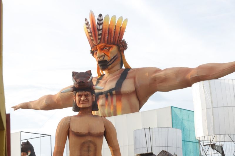 O Festival das Tribos Indígenas de Juruti ou Festribal (termo relativo a tribos) é uma festa cultural realizada sempre no último fim de semana do mês de julho ou início de agosto na cidade de Juruti, oeste do Pará. Resgata em forma de espetáculo a cultura indígena nativa da cidade. Uma das maiores manifestações culturais da Amazônia. O palco das apresentações é o Tribódromo, arena onde as tribos se apresentam. No tribódromo as tribos Muirapinima (vermelho e azul) e Munduruku (vermelho e amarelo) se enfrentam pela conquista de mais um título. <div class='credito_fotos'>Foto: Alex Ribeiro / Ag. Pará   |   <a href='/midias/2022/originais/14947_fc2af45f-bf74-7f42-ade2-216c00412c5e.jpg' download><i class='fa-solid fa-download'></i> Download</a></div>