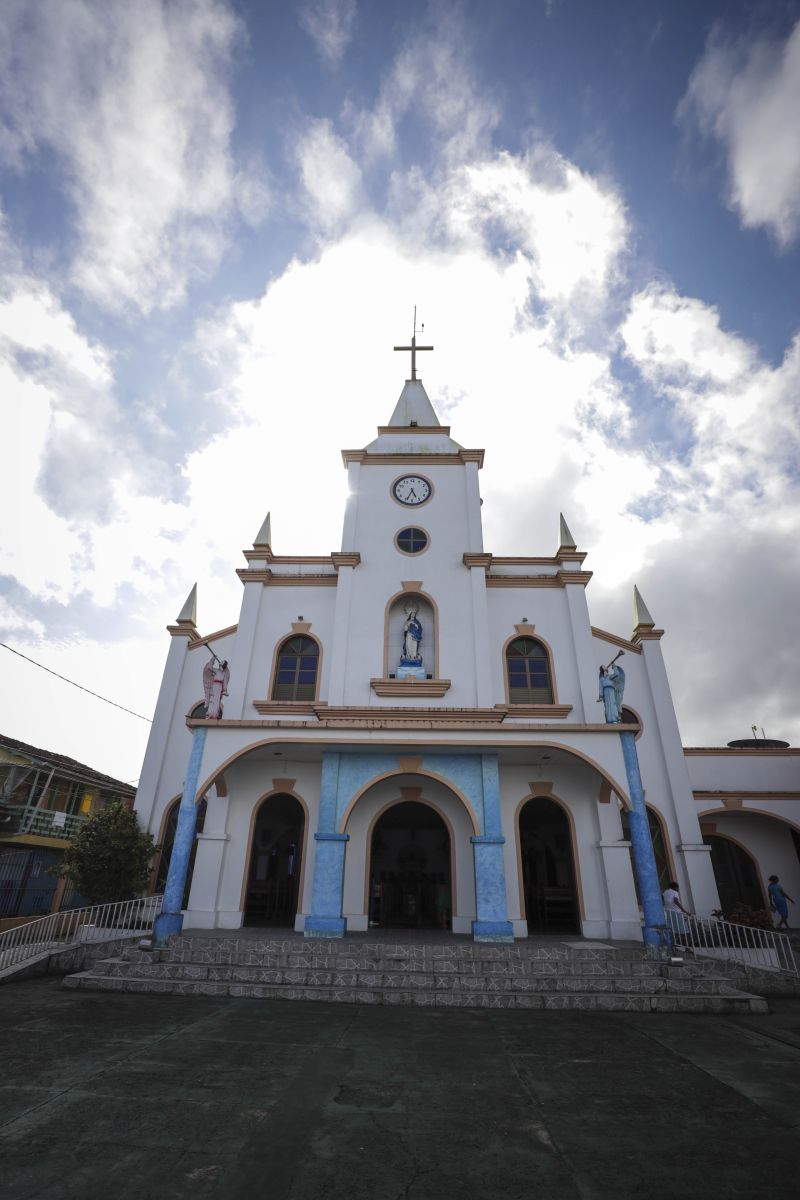 Afuá é um município brasileiro do estado do Pará, pertencente à Mesorregião do Marajó, localizado no norte brasileiro, no delta do rio Amazonas. É conhecida como a "Veneza da Ilha de Marajó", por ter diversos canais e palafitas no fim do século XIX, sendo formada em grande parte por uma população rural. <div class='credito_fotos'>Foto: Pedro Guerreiro / Ag. Pará | <a href='/midias/2022/originais/14948_013177d5-cea9-345b-5ddd-1a095ca827b2.jpg' download><i class='fa-solid fa-download'></i> Download</a></div>