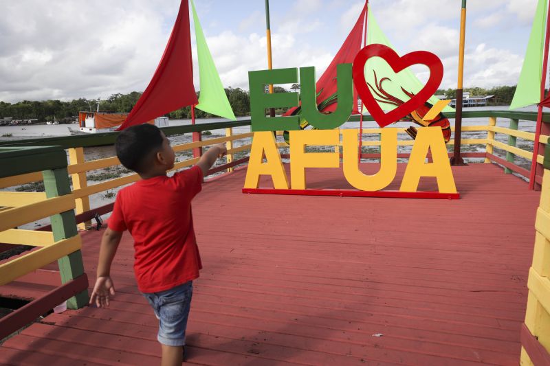 Afuá é um município brasileiro do estado do Pará, pertencente à Mesorregião do Marajó, localizado no norte brasileiro, no delta do rio Amazonas. É conhecida como a "Veneza da Ilha de Marajó", por ter diversos canais e palafitas no fim do século XIX, sendo formada em grande parte por uma população rural. <div class='credito_fotos'>Foto: Pedro Guerreiro / Ag. Pará | <a href='/midias/2022/originais/14948_377f1dd9-c276-cee6-0667-942fbceb3bbd.jpg' download><i class='fa-solid fa-download'></i> Download</a></div>