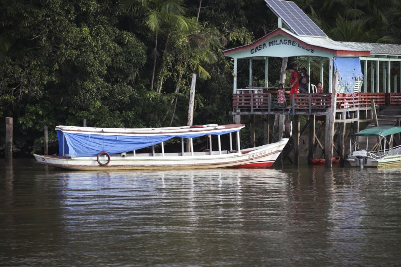 Afuá é um município brasileiro do estado do Pará, pertencente à Mesorregião do Marajó, localizado no norte brasileiro, no delta do rio Amazonas. É conhecida como a "Veneza da Ilha de Marajó", por ter diversos canais e palafitas no fim do século XIX, sendo formada em grande parte por uma população rural. <div class='credito_fotos'>Foto: Pedro Guerreiro / Ag. Pará | <a href='/midias/2022/originais/14948_67b4632b-98a8-05fa-1682-575549f10d35.jpg' download><i class='fa-solid fa-download'></i> Download</a></div>