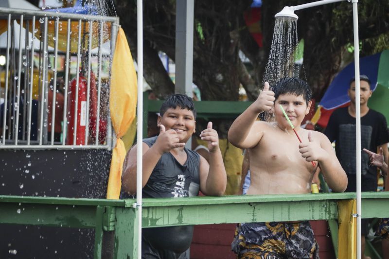 Afuá é um município brasileiro do estado do Pará, pertencente à Mesorregião do Marajó, localizado no norte brasileiro, no delta do rio Amazonas. É conhecida como a "Veneza da Ilha de Marajó", por ter diversos canais e palafitas no fim do século XIX, sendo formada em grande parte por uma população rural. <div class='credito_fotos'>Foto: Pedro Guerreiro / Ag. Pará | <a href='/midias/2022/originais/14948_7ec46142-4d59-57f1-3407-877ae70df1d2.jpg' download><i class='fa-solid fa-download'></i> Download</a></div>