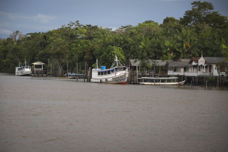 Afuá é um município brasileiro do estado do Pará, pertencente à Mesorregião do Marajó, localizado no norte brasileiro, no delta do rio Amazonas. É conhecida como a "Veneza da Ilha de Marajó", por ter diversos canais e palafitas no fim do século XIX, sendo formada em grande parte por uma população rural. <div class='credito_fotos'>Foto: Pedro Guerreiro / Ag. Pará | <a href='/midias/2022/originais/14948_86598013-a34e-5315-fc22-e9f39050c835.jpg' download><i class='fa-solid fa-download'></i> Download</a></div>
