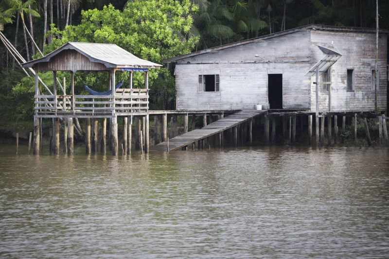 Afuá é um município brasileiro do estado do Pará, pertencente à Mesorregião do Marajó, localizado no norte brasileiro, no delta do rio Amazonas. É conhecida como a "Veneza da Ilha de Marajó", por ter diversos canais e palafitas no fim do século XIX, sendo formada em grande parte por uma população rural. <div class='credito_fotos'>Foto: Pedro Guerreiro / Ag. Pará | <a href='/midias/2022/originais/14948_88711563-4b46-c46c-ffd4-a05e62f63c9d.jpg' download><i class='fa-solid fa-download'></i> Download</a></div>