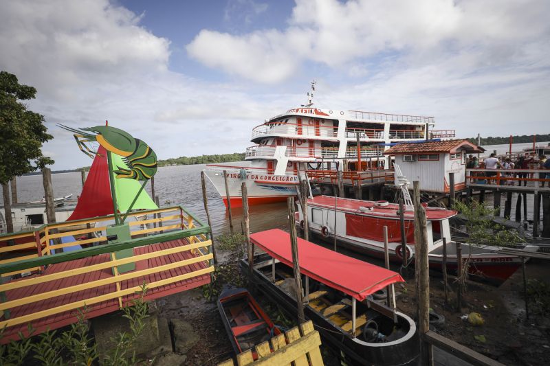 Afuá é um município brasileiro do estado do Pará, pertencente à Mesorregião do Marajó, localizado no norte brasileiro, no delta do rio Amazonas. É conhecida como a "Veneza da Ilha de Marajó", por ter diversos canais e palafitas no fim do século XIX, sendo formada em grande parte por uma população rural. <div class='credito_fotos'>Foto: Pedro Guerreiro / Ag. Pará | <a href='/midias/2022/originais/14948_8d0fbcfa-96be-7094-a20e-e9fd2d2be521.jpg' download><i class='fa-solid fa-download'></i> Download</a></div>