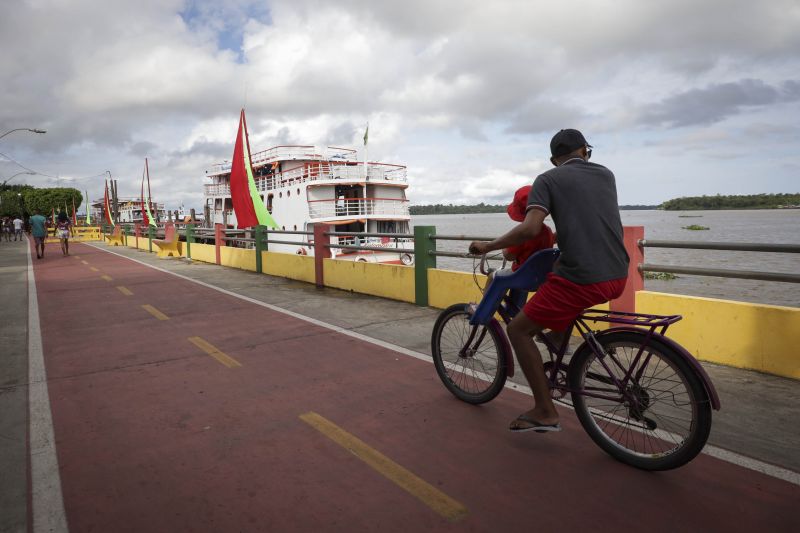 Afuá é um município brasileiro do estado do Pará, pertencente à Mesorregião do Marajó, localizado no norte brasileiro, no delta do rio Amazonas. É conhecida como a "Veneza da Ilha de Marajó", por ter diversos canais e palafitas no fim do século XIX, sendo formada em grande parte por uma população rural. <div class='credito_fotos'>Foto: Pedro Guerreiro / Ag. Pará | <a href='/midias/2022/originais/14948_ba74421c-aef0-5dc0-bc11-2bb8d5eb56df.jpg' download><i class='fa-solid fa-download'></i> Download</a></div>