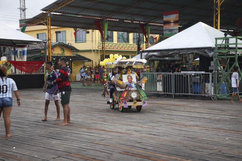 Afuá é um município brasileiro do estado do Pará, pertencente à Mesorregião do Marajó, localizado no norte brasileiro, no delta do rio Amazonas. É conhecida como a "Veneza da Ilha de Marajó", por ter diversos canais e palafitas no fim do século XIX, sendo formada em grande parte por uma população rural. <div class='credito_fotos'>Foto: Pedro Guerreiro / Ag. Pará | <a href='/midias/2022/originais/14948_bdcc778c-edea-9e75-797d-aab79c475d6d.jpg' download><i class='fa-solid fa-download'></i> Download</a></div>