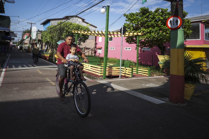 Afuá é um município brasileiro do estado do Pará, pertencente à Mesorregião do Marajó, localizado no norte brasileiro, no delta do rio Amazonas. É conhecida como a "Veneza da Ilha de Marajó", por ter diversos canais e palafitas no fim do século XIX, sendo formada em grande parte por uma população rural. <div class='credito_fotos'>Foto: Pedro Guerreiro / Ag. Pará | <a href='/midias/2022/originais/14948_be37137c-87aa-0547-8d08-99e28f1c12a5.jpg' download><i class='fa-solid fa-download'></i> Download</a></div>