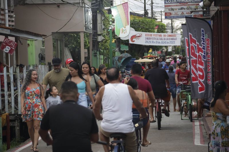 Afuá é um município brasileiro do estado do Pará, pertencente à Mesorregião do Marajó, localizado no norte brasileiro, no delta do rio Amazonas. É conhecida como a "Veneza da Ilha de Marajó", por ter diversos canais e palafitas no fim do século XIX, sendo formada em grande parte por uma população rural. <div class='credito_fotos'>Foto: Pedro Guerreiro / Ag. Pará | <a href='/midias/2022/originais/14948_c4c52762-f3c9-2ead-a94e-5b25ace57de5.jpg' download><i class='fa-solid fa-download'></i> Download</a></div>