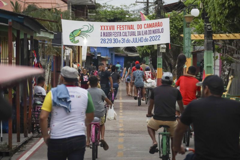 Afuá é um município brasileiro do estado do Pará, pertencente à Mesorregião do Marajó, localizado no norte brasileiro, no delta do rio Amazonas. É conhecida como a "Veneza da Ilha de Marajó", por ter diversos canais e palafitas no fim do século XIX, sendo formada em grande parte por uma população rural. <div class='credito_fotos'>Foto: Pedro Guerreiro / Ag. Pará | <a href='/midias/2022/originais/14948_ca2b75c8-030b-7634-36f9-5e81e0770406.jpg' download><i class='fa-solid fa-download'></i> Download</a></div>