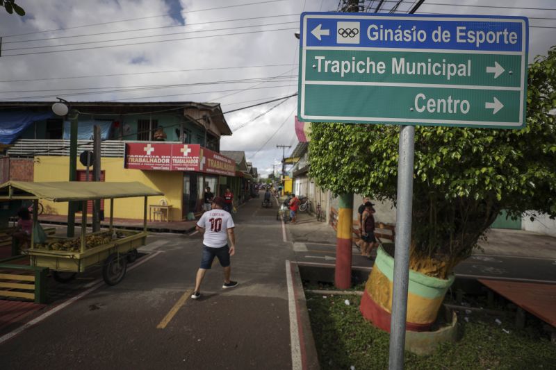 Afuá é um município brasileiro do estado do Pará, pertencente à Mesorregião do Marajó, localizado no norte brasileiro, no delta do rio Amazonas. É conhecida como a "Veneza da Ilha de Marajó", por ter diversos canais e palafitas no fim do século XIX, sendo formada em grande parte por uma população rural. <div class='credito_fotos'>Foto: Pedro Guerreiro / Ag. Pará | <a href='/midias/2022/originais/14948_e57e1975-57d5-edd2-d242-b3d989cc868f.jpg' download><i class='fa-solid fa-download'></i> Download</a></div>