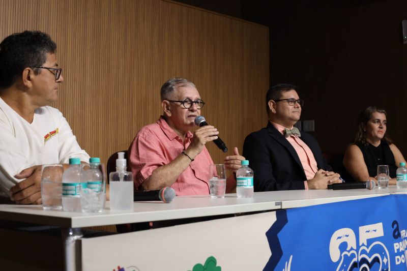 Coletiva da Feira Pan-Amazônica do Livro e das Multivozes
Edyr Augusto, homenageado <div class='credito_fotos'>Foto: David Alves / Ag.Pará | <a href='/midias/2022/originais/14979_a3a90728-9238-7d67-40ba-d9af06fdb740.jpg' download><i class='fa-solid fa-download'></i> Download</a></div>