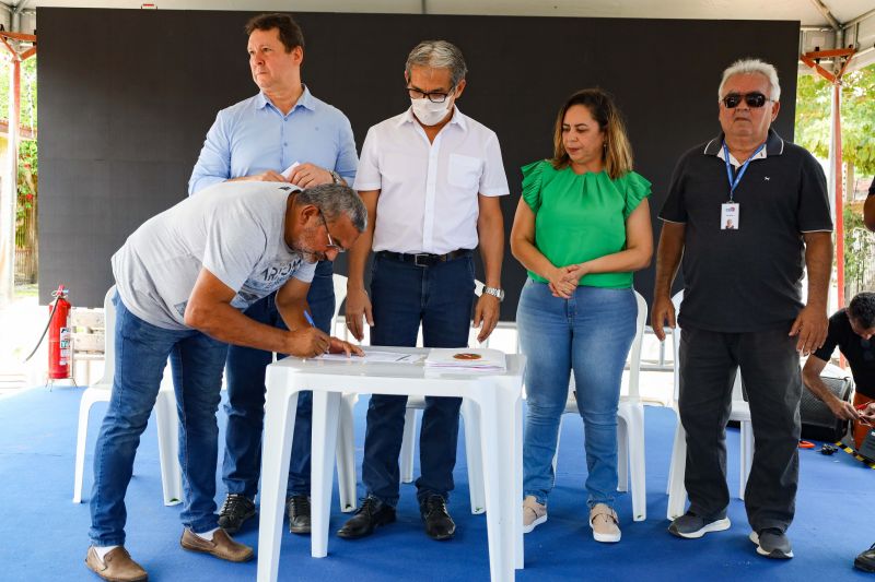 ASSINATURA DE ORDENS DE SERVIÇO PARA ASFALTO - MOSQUEIRO PA - FOTOS MARCELO SEABRA <div class='credito_fotos'>Foto: Marcelo Seabra / Ag. Pará   |   <a href='/midias/2022/originais/15025_1d40ab81-d55e-34b5-04ca-c7f170fc9980.jpg' download><i class='fa-solid fa-download'></i> Download</a></div>