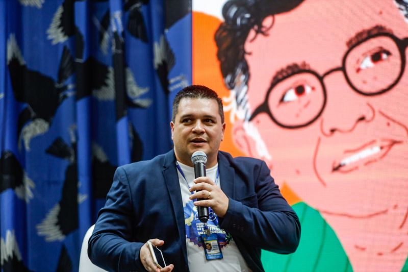 Leitura inclusiva
Mediação Felipe Linhares
feira do livro 2022 <div class='credito_fotos'>Foto: Alex Ribeiro / Ag. Pará | <a href='/midias/2022/originais/15050_f64e323b-cd24-5e5b-38da-8e01d0e639d6.jpg' download><i class='fa-solid fa-download'></i> Download</a></div>