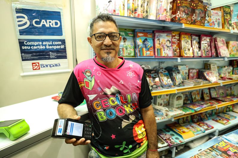 PAULO HENRIQUE - COMERCIANTE - PERSONAGEM DA PAUTA CRED LIVRO - FEIRA DO LIVRO <div class='credito_fotos'>Foto: Bruno Cecim / Ag.Pará | <a href='/midias/2022/originais/15054_e7062276-e6f2-d711-9c87-f312f5670ffc.jpg' download><i class='fa-solid fa-download'></i> Download</a></div>