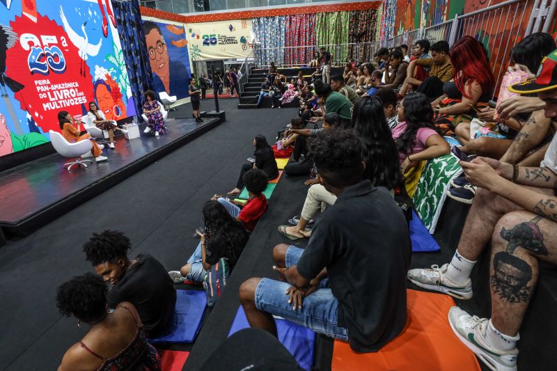 FEIRA DO LIVRO - BATE PAPO COM LENU- JADE JARES E CRIOULA - PALCO MULTI VOZES-marcelo seabra/AGPARA <div class='credito_fotos'>Foto: Marcelo Seabra / Ag. Pará | <a href='/midias/2022/originais/15072_4d2e8976-d6c9-611d-9471-f3634a625358.jpg' download><i class='fa-solid fa-download'></i> Download</a></div>