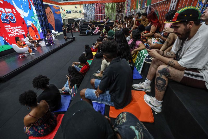FEIRA DO LIVRO - BATE PAPO COM LENU- JADE JARES E CRIOULA - PALCO MULTI VOZES-marcelo seabra/AGPARA <div class='credito_fotos'>Foto: Marcelo Seabra / Ag. Pará | <a href='/midias/2022/originais/15072_7065692f-9772-0a85-db97-9cc4f17af2a1.jpg' download><i class='fa-solid fa-download'></i> Download</a></div>