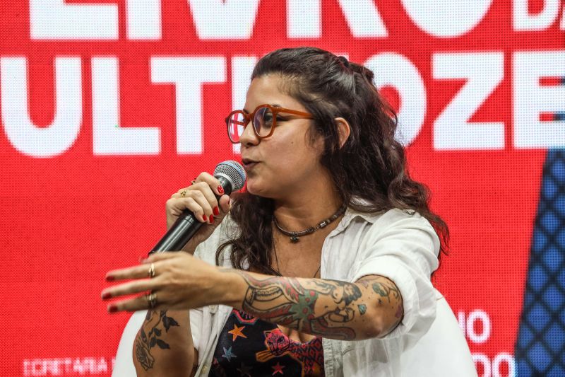 FEIRA DO LIVRO - BATE PAPO COM LENU- JADE JARES E CRIOULA - PALCO MULTI VOZES-marcelo seabra/AGPARA <div class='credito_fotos'>Foto: Marcelo Seabra / Ag. Pará | <a href='/midias/2022/originais/15072_d052b282-5d4e-9052-a99d-7755716a4513.jpg' download><i class='fa-solid fa-download'></i> Download</a></div>