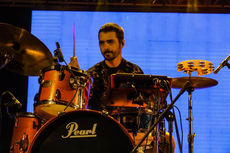 SHOW OS AMANTES - FEIRA DO LIVRO - FOTOS MARCELO SEABRA/AGPARA <div class='credito_fotos'>Foto: Marcelo Seabra / Ag. Pará   |   <a href='/midias/2022/originais/15075_26b7e882-9051-1b38-e3cf-9c71b888bedd.jpg' download><i class='fa-solid fa-download'></i> Download</a></div>