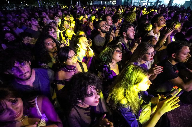 SHOW OS AMANTES - FEIRA DO LIVRO - FOTOS MARCELO SEABRA/AGPARA <div class='credito_fotos'>Foto: Marcelo Seabra / Ag. Pará   |   <a href='/midias/2022/originais/15075_306e7297-a4b6-e1fe-eb2e-9361b020b76c.jpg' download><i class='fa-solid fa-download'></i> Download</a></div>