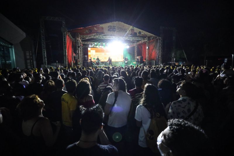 SHOW OS AMANTES - FEIRA DO LIVRO - FOTOS MARCELO SEABRA/AGPARA <div class='credito_fotos'>Foto: Marcelo Seabra / Ag. Pará   |   <a href='/midias/2022/originais/15075_5c053cad-7bfa-76fd-d663-8d72e37dc38d.jpg' download><i class='fa-solid fa-download'></i> Download</a></div>
